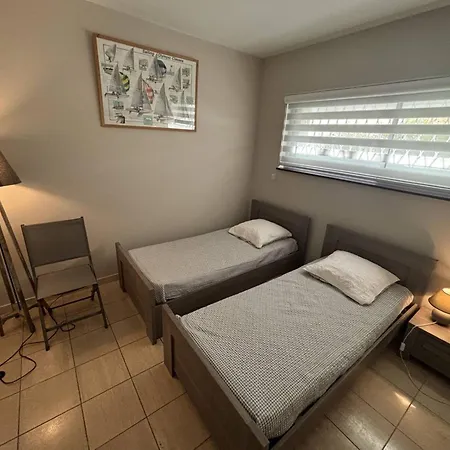 Apartment 3p En Rdj Avec Jardin Et Terrasse, A 5 Min Et Restaurants, Parking Prive, Climatise - Fr-1-252a-59